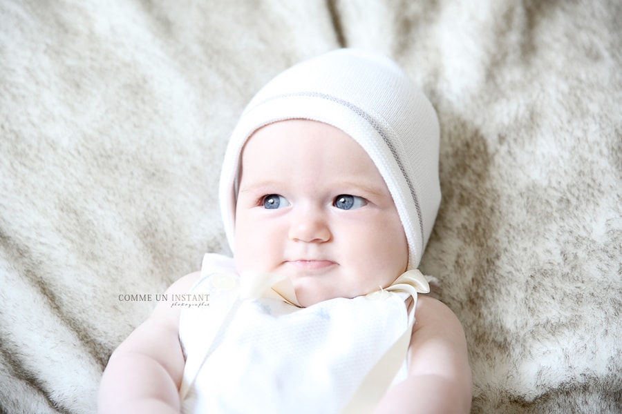 photographe à domicile bebe en centre ville de Paris 75 du côté des Champs de Mars et de la Concorde - bébé aux yeux bleus - nouveau né studio - bébé studio