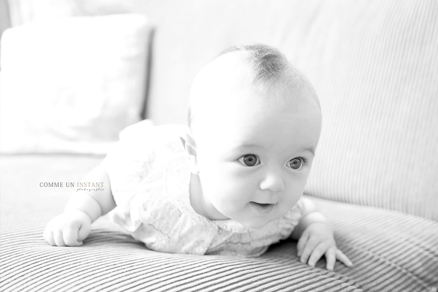 photographe professionnelle pour bebe - bébé - reportage photographe noir et blanc