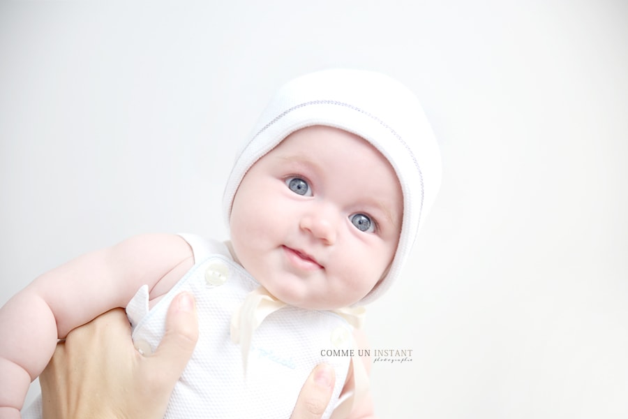 shooting à domicile de bebe à Paris 75 proche de Montmartre - shooting bébé aux yeux bleus - nouveau né studio - photographe bébé studio - shooting à domicile bébé