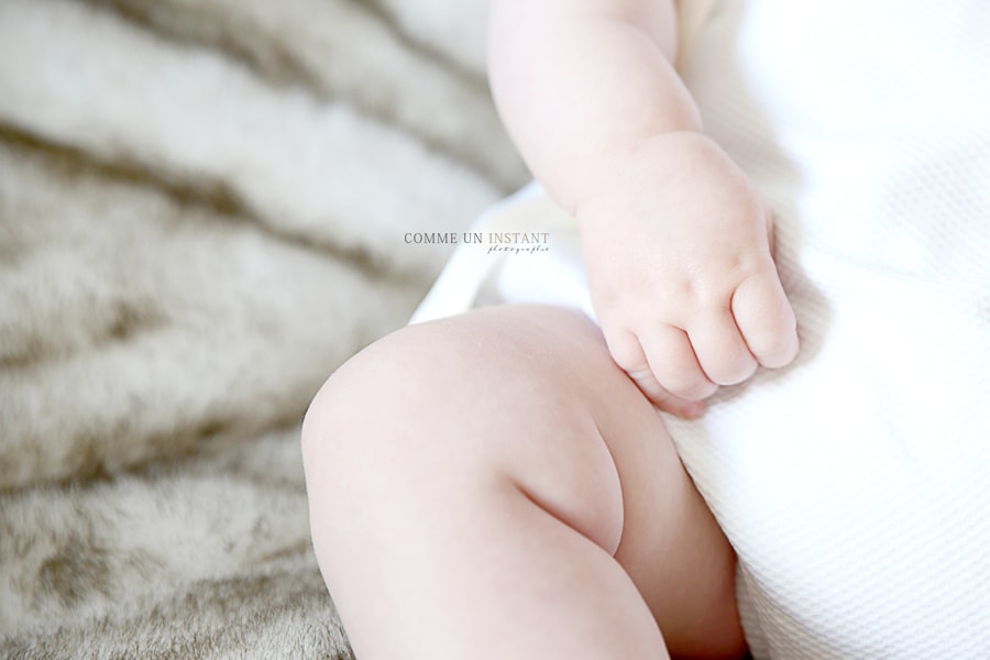 reportage photographe pour bebes - shooting à domicile petites mains - photographe bébé