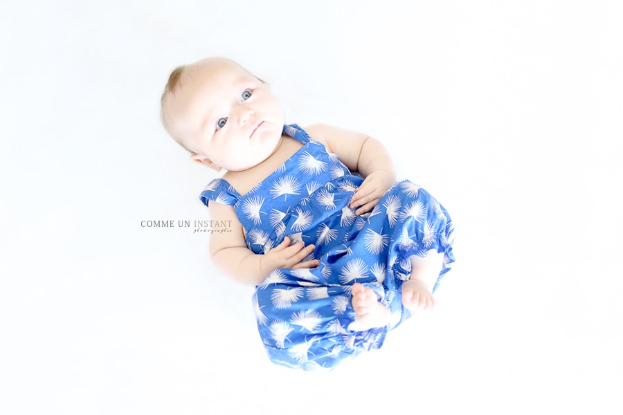 bébé studio - shooting à domicile de bébés - photographe bébé aux yeux bleus - shooting à domicile nouveau né studio