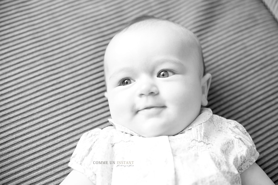 photographe de bébé a Neuilly sur Seine (92200 Hauts de Seine 92) - photographe bébé - noir et blanc