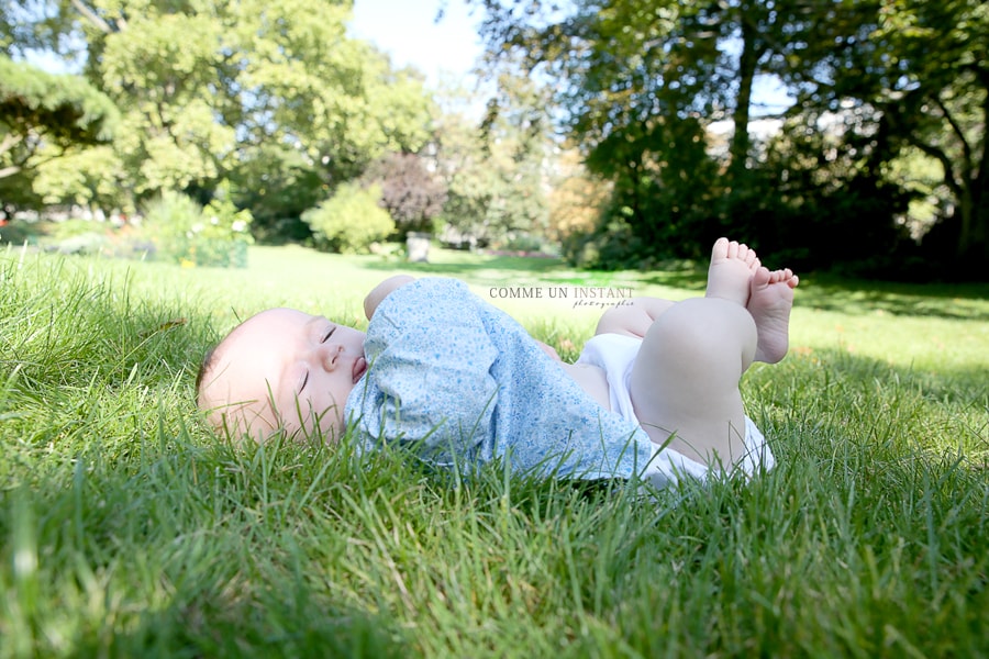 photographe a domicile bebes en plein coeur de Paris 75 tout près des Champs de Mars et du Trocadero, bébé en extérieur