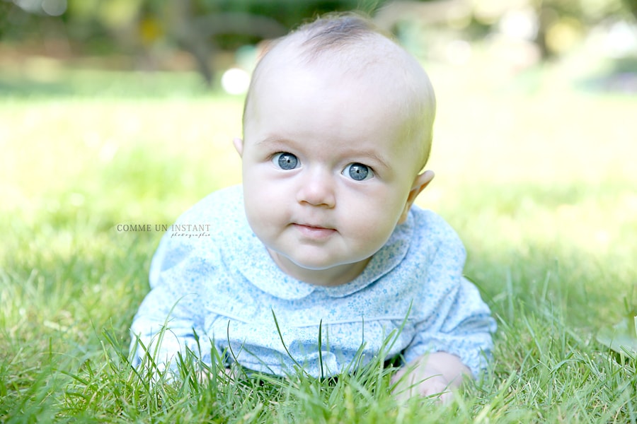 photographe pour bebes en centre ville de Neuilly sur Seine (92200 Hauts de Seine 92) - bébé aux yeux bleus - reportage photographe bébé en extérieur