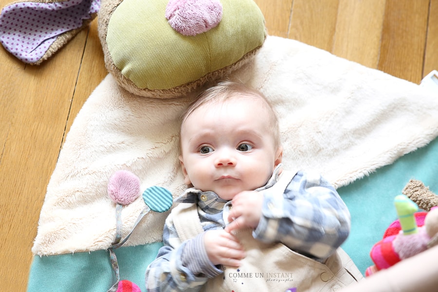bébé studio - reportage photographe bébé en train de jouer - photographie de bebes - photographe professionnelle bébé