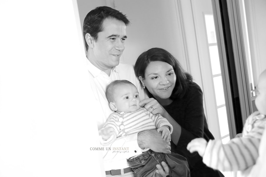 amour - famille studio - photographe a domicile famille - photographie noir et blanc - photographie bébés à Versailles (78000 Yvelines 78) - bébé