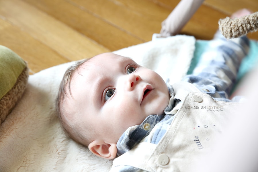 photographe professionnelle de bebe sur Versailles (78000 Yvelines 78) et sa région, bébé en train de jouer, photographe a domicile bébé, bébé studio