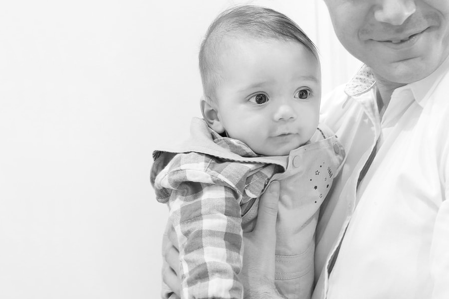 photographe à domicile de bebes - photographe noir et blanc - amour - shooting famille studio - bébé - famille