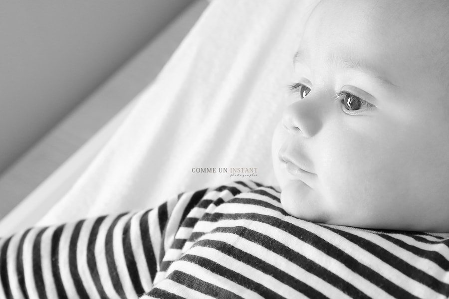 noir et blanc - shooting à domicile bébé - photographe à domicile pour bebes en plein coeur de Courbevoie (92400 Hauts de Seine 92) et sa région