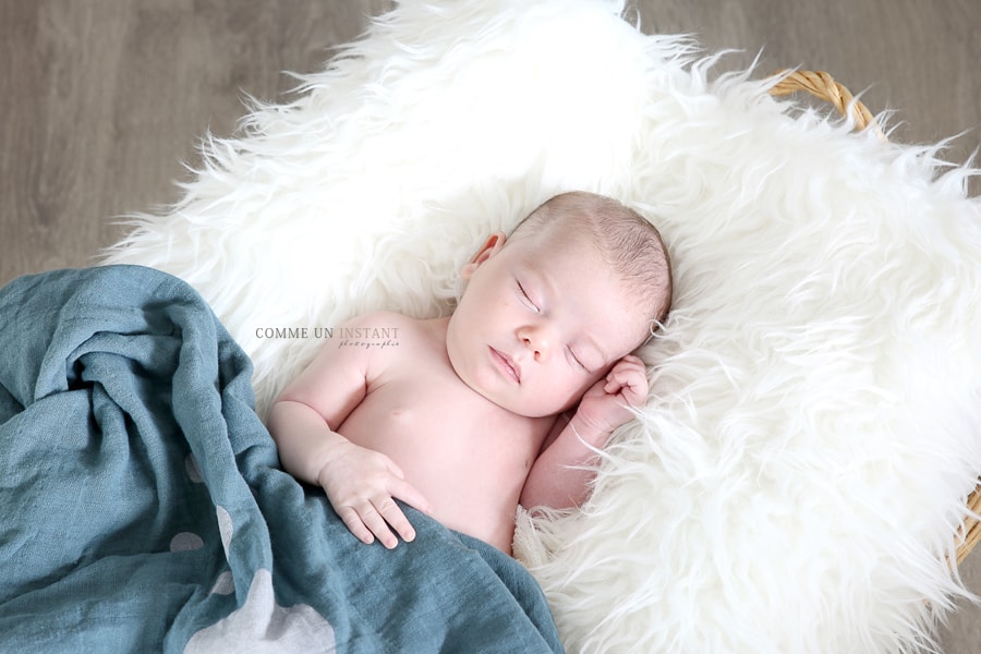 shooting nouveau né studio, photographe professionnelle bébé, photographe à domicile nouveau né en train de dormir, nouveau né, bébé en train de dormir, photographe professionnelle de bébés en plein coeur de Paris 75 au niveau du Trocadero et des Champs de Mars, bébé studio