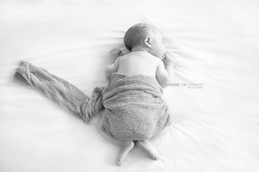 nouveau né, shooting à domicile de bebes, noir et blanc, photographe pro bébé en train de dormir, shooting nouveau né studio, shooting nouveau né en train de dormir, photographe à domicile bébé, photographe professionnelle bébé studio