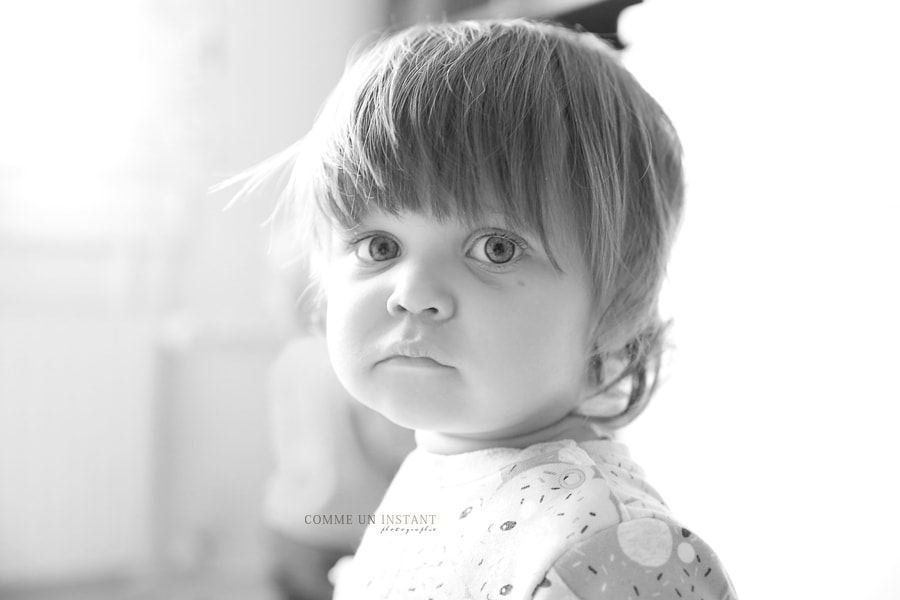 shooting à domicile noir et blanc, photographe professionnelle enfant à Paris 75 proche du Panthéon, de la Concorde et du Trocadero