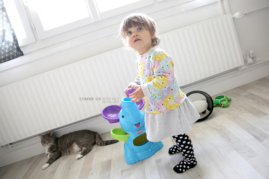 bébé en train de jouer - photographe pro pour enfants a Paris 75 du côté de l'Arc de Triomphe