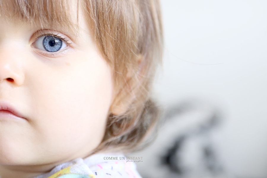 bébé aux yeux bleus - photographe a domicile pour enfant à Paris 75 du côté du Pont Alexandre III, du Panthéon et des Champs Elysées
