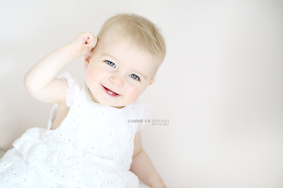 bébé aux yeux bleus - bébé studio - photographe professionnelle pour bébés à Paris 75 au niveau du Pont Alexandre III, des Champs de Mars et du Sacré Coeur