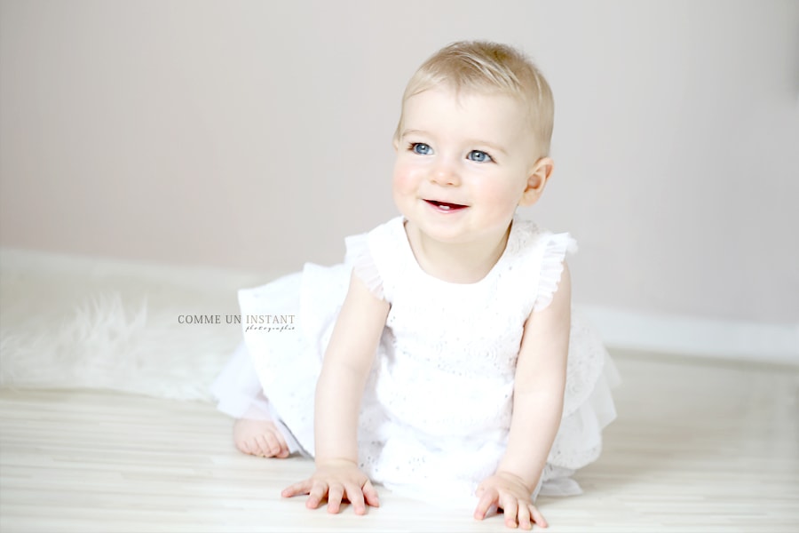 bébé studio, bébé aux yeux bleus, photographe bébé, reportage photographe de bebe en centre ville de Paris 75 au niveau du Panthéon