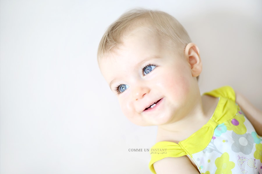 shooting à domicile bébé studio, photographe nouveau né studio, photographe à domicile de bebe en plein coeur de Paris 75 au niveau des Champs Elysées et de la Tour Eiffel, bébé aux yeux bleus