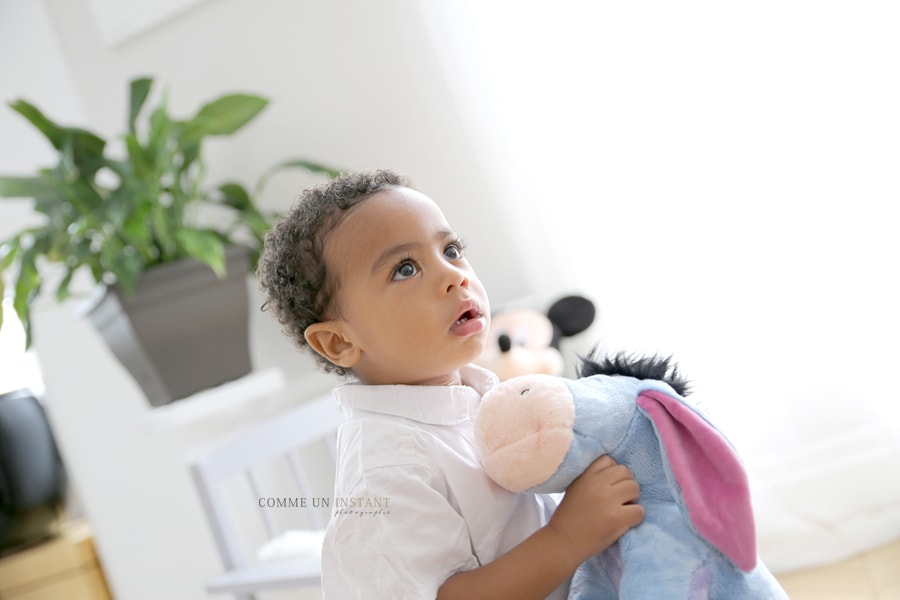 photographe pro de enfants en plein coeur de Boulogne Billancourt (92100 Hauts de Seine 92), photographe a domicile bébé en train de jouer