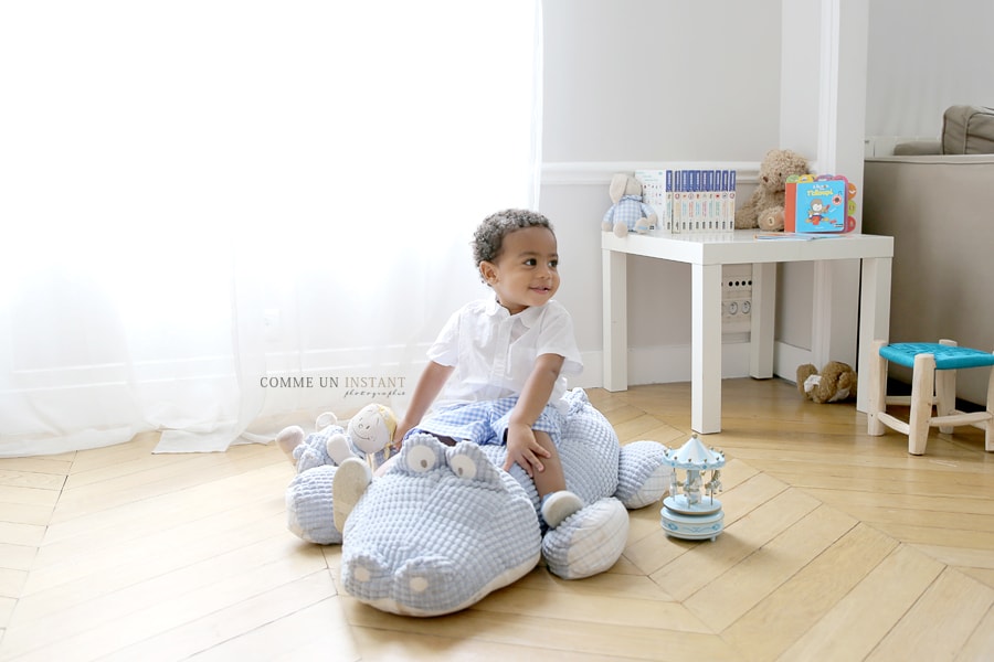 bébé en train de jouer, photographe à domicile de enfant a Paris 75 proche du Pont des Arts