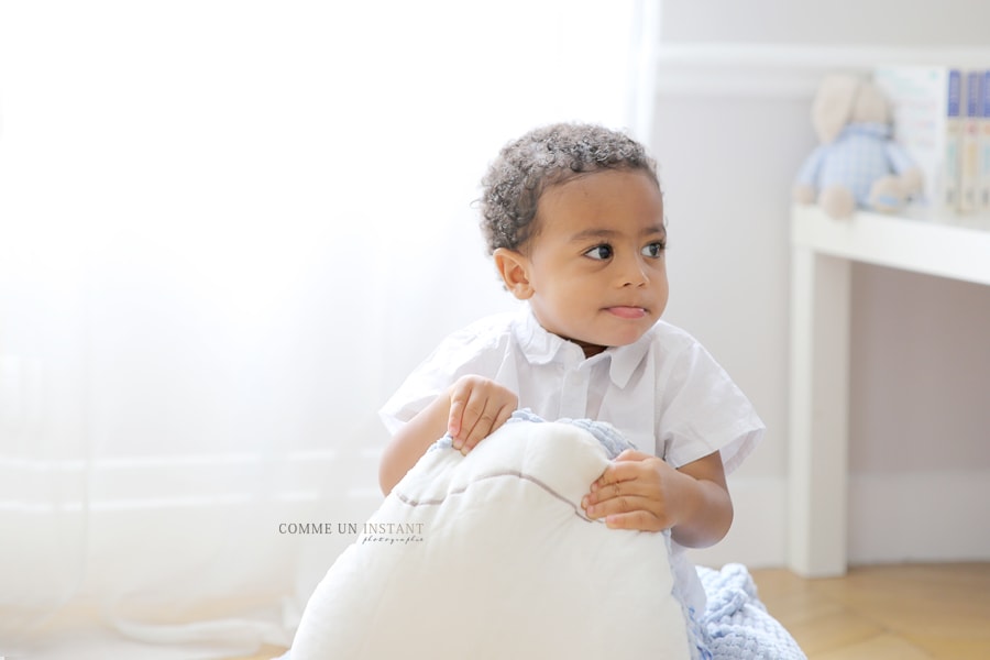 reportage photographe pour enfant en centre ville de Boulogne Billancourt (92100 Hauts de Seine 92), reportage photographe bébé en train de jouer