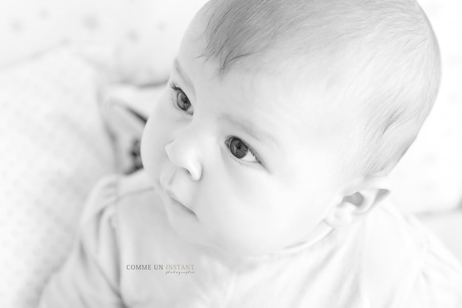 reportage photographe bébé studio - photographe pro de bébés a Nanterre (92000 Hauts de Seine 92) - noir et blanc