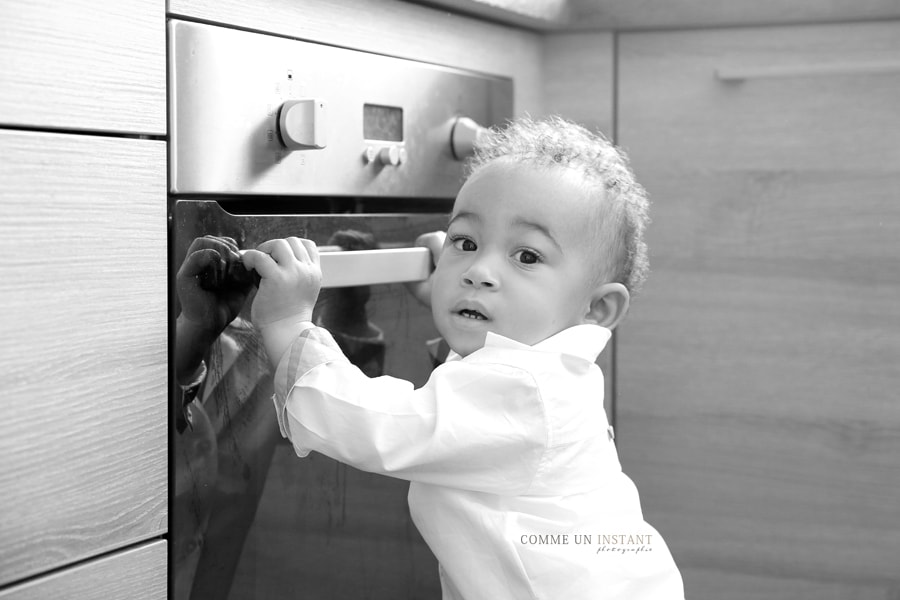 reportage photographe pour bébés à Cergy Pontoise (95100 Val d'Oise 95) et sa région, photographie bébé, bébé en train de jouer, photographe à domicile bébé métis, noir et blanc