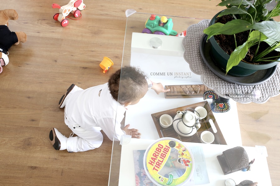 photographe professionnelle bébé en train de jouer - photographe professionnelle bébés - bébé - photographe à domicile bébé métis