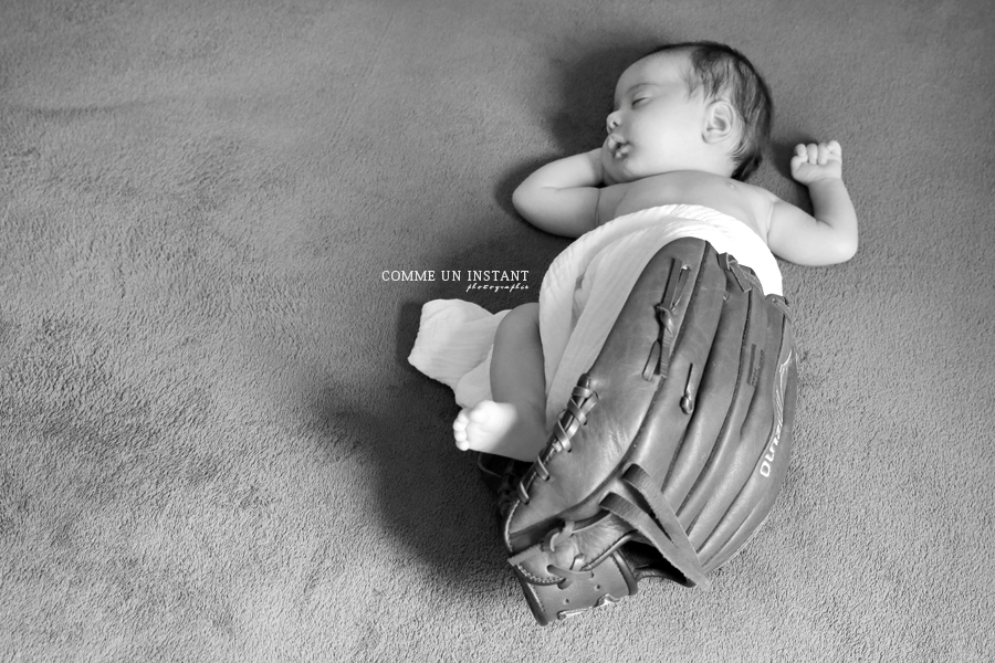 bébé studio - photographie noir et blanc - shooting bébé en train de dormir - nouveau né studio - photographe pro pour bebe - nouveau né en train de dormir