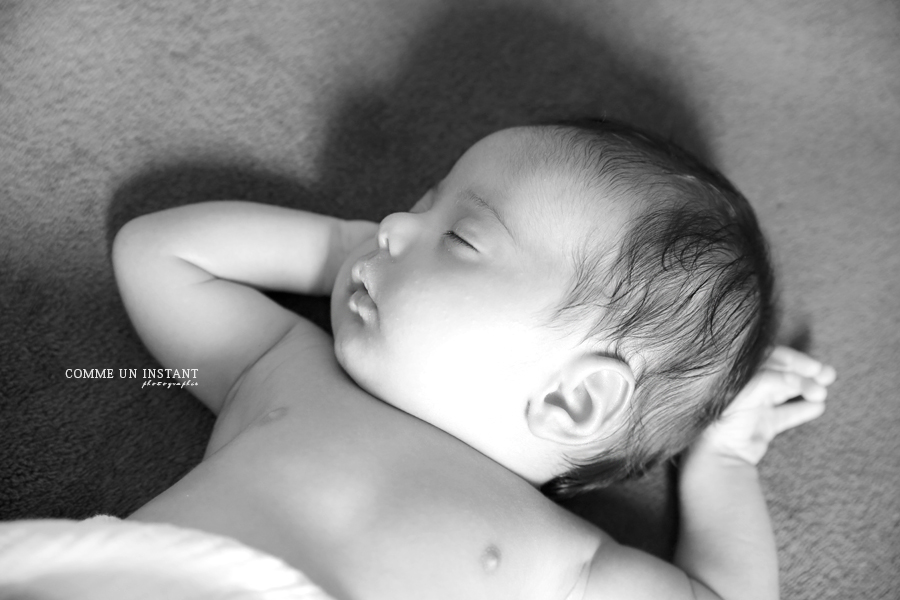 bébé studio - photographie nouveau né studio - noir et blanc - photographe à domicile de bébé a Paris (75000 Paris 75) - bébé en train de dormir