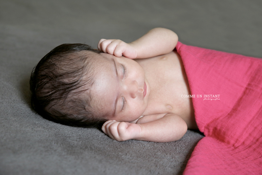 nouveau né en train de dormir, bébé en train de dormir, shooting à domicile bebe à Paris 75 proche de l'Arc de Triomphe, reportage photographe nouveau né studio