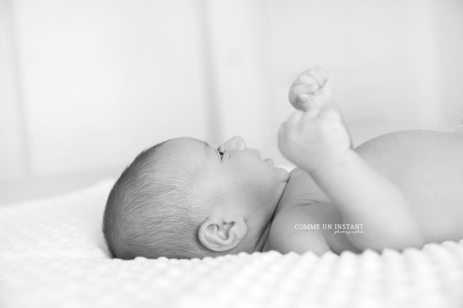 photographie bébé métis, photographe à domicile de bebe, bébé, photographe pro bébé studio, photographie noir et blanc, petites mains