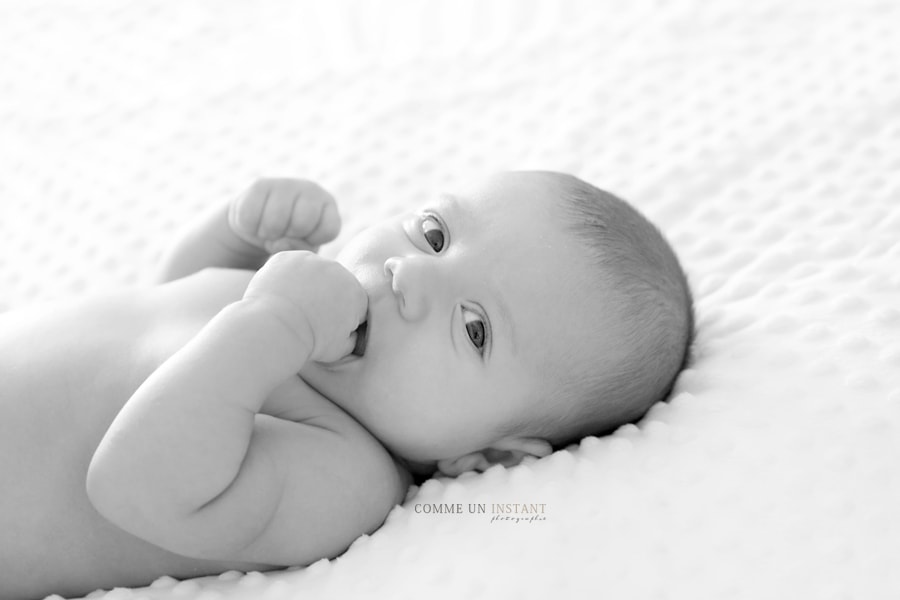 photographe a domicile noir et blanc - petites mains - photographe pro de bebe en centre ville de Saint-Maur des Fossés (94100 Val de Marne 94) - bébé studio - photographe à domicile bébé métis - shooting à domicile bébé