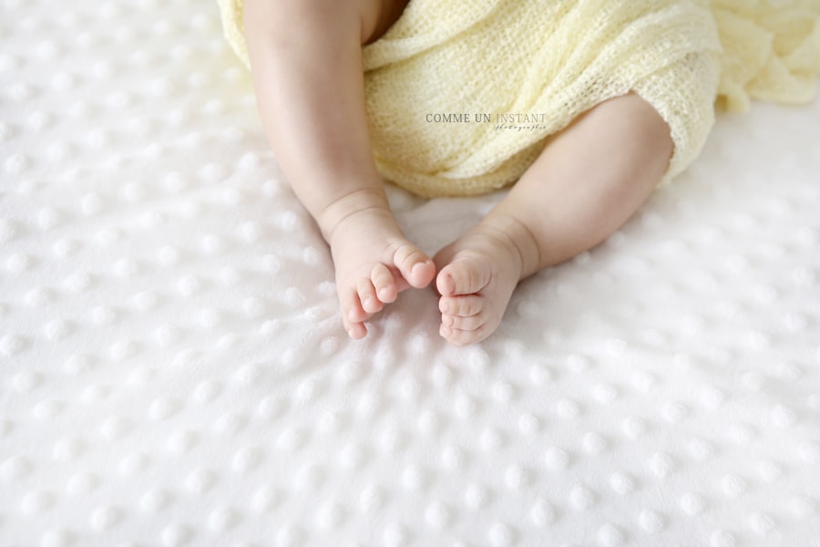 bébé - reportage photographe bébé métis - petits pieds, petit peton - bébé studio - shooting à domicile pour bebe en plein coeur de Franconville (95130 Val d'Oise 95)