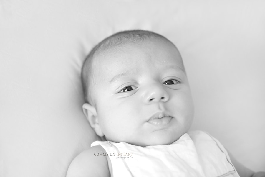 bébé studio, photographie noir et blanc, bébé métis, bébé, reportage photographe de bébé a Saint Germain en Laye (78100 Yvelines 78)