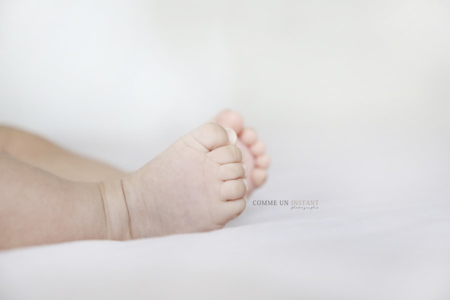 photographie de bebe - shooting à domicile petits pieds, petit peton - photographe a domicile bébé