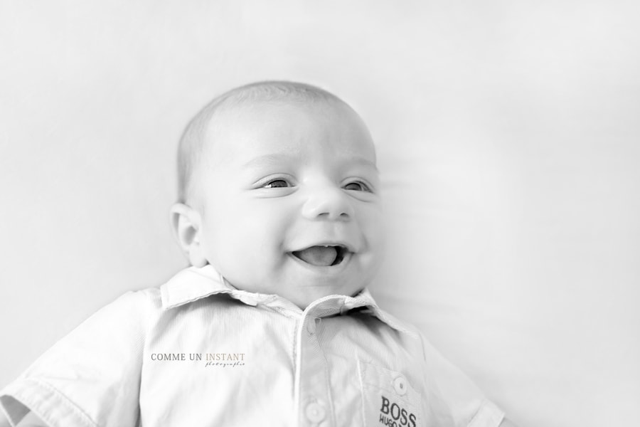photographie noir et blanc - bébé studio - photographe pro bébé - photographe pro de bébé - bébé métis