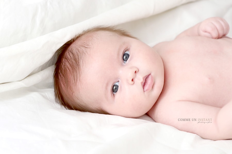 bébé aux yeux bleus - photographe nouveau né studio - photographe bebe - bébé studio