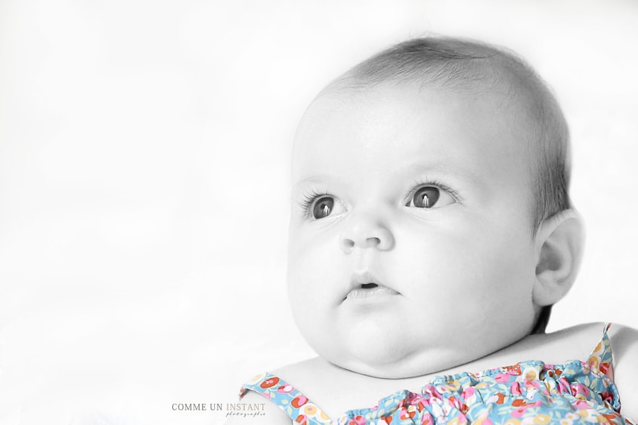 bébé studio - shooting bébés à Paris 75 du côté des Champs de Mars - photographe couleur isolée - nouveau né studio