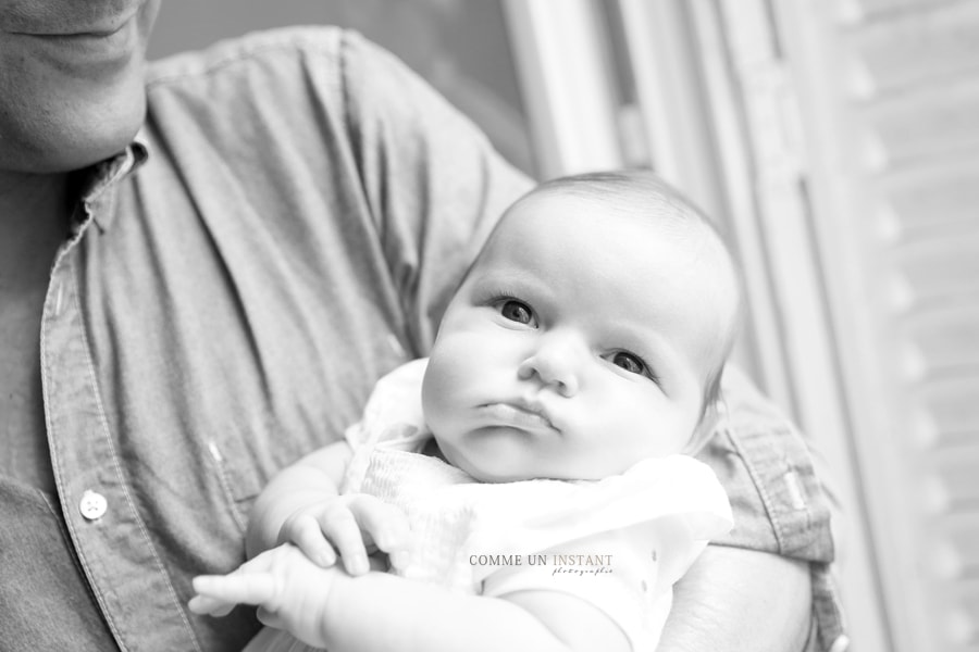 reportage photographe pour bebe à Paris (75000 Paris 75) - shooting à domicile noir et blanc - bébé - famille