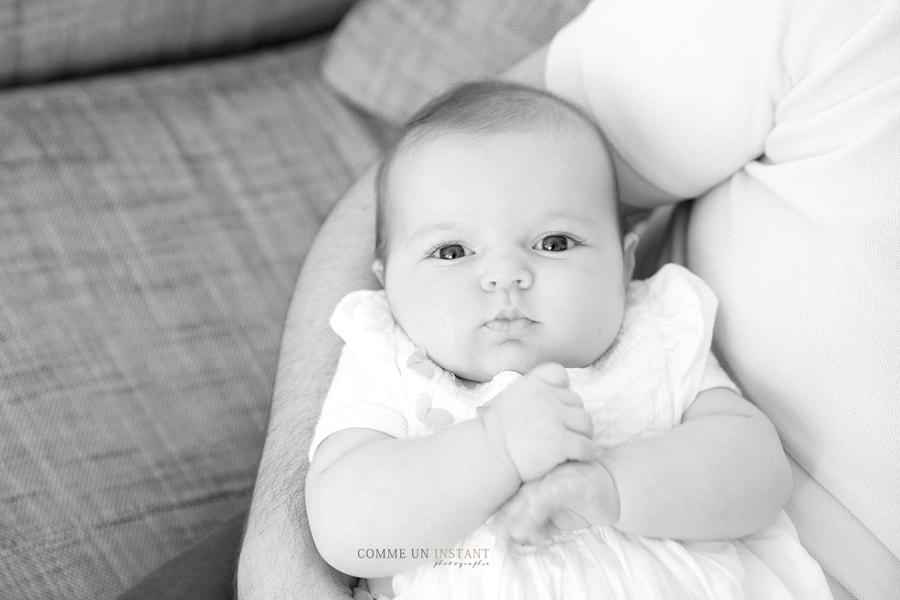 noir et blanc, shooting pour bebes à Paris 75 du côté de l'Arc de Triomphe et du Panthéon, photographe bébé studio