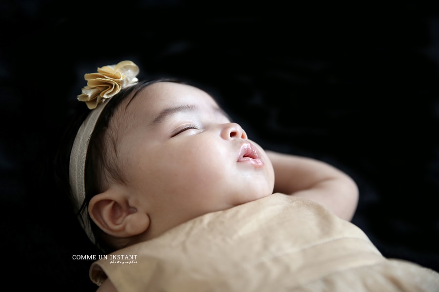 photographe pour bebe en centre ville de Paris 75 du côté du Pont Alexandre III - nouveau né en train de dormir - photographe professionnelle bébé métis - photographe bébé studio - nouveau né studio