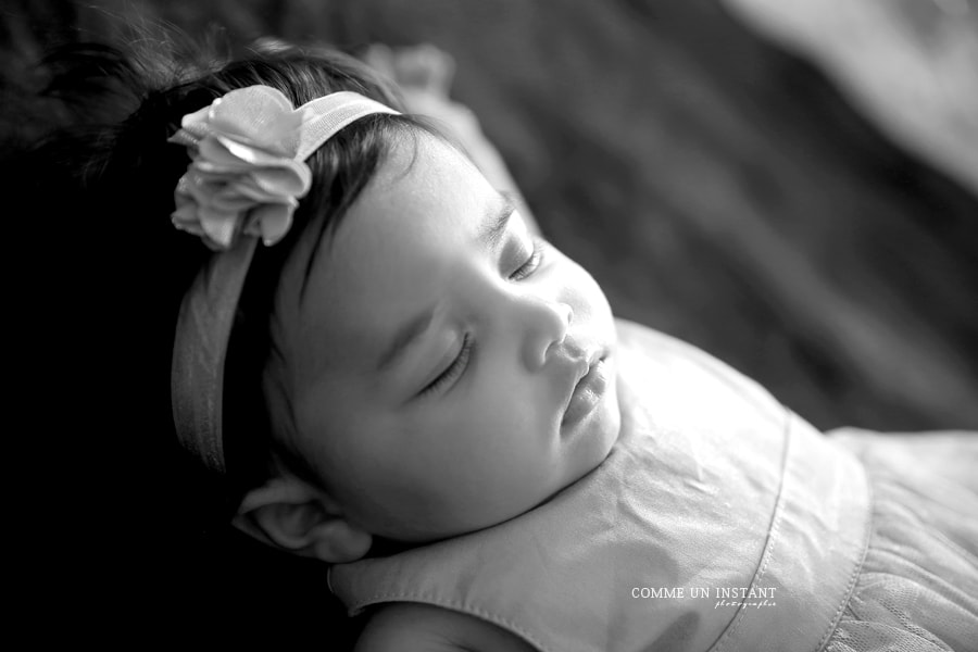 photographe pro noir et blanc - photographe a domicile bébé métis - bébé studio - photographe pro nouveau né studio - nouveau né en train de dormir - reportage photographe de bebes en plein coeur de Paris 75 au niveau de la Tour Eiffel et de l'Opéra