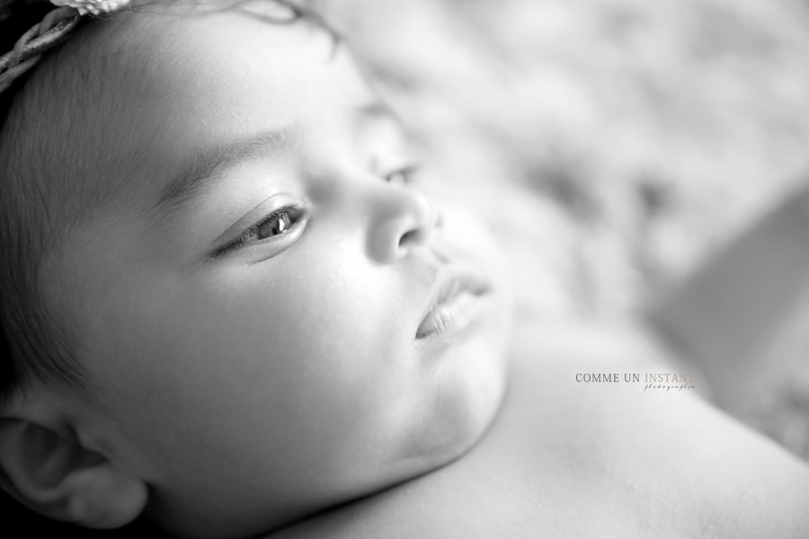 bébé studio - photographe professionnelle bebes sur Paris 75 au niveau du Sacré Coeur, de la Tour Montparnasse et du Pont des Arts - nouveau né studio - bébé métis - noir et blanc