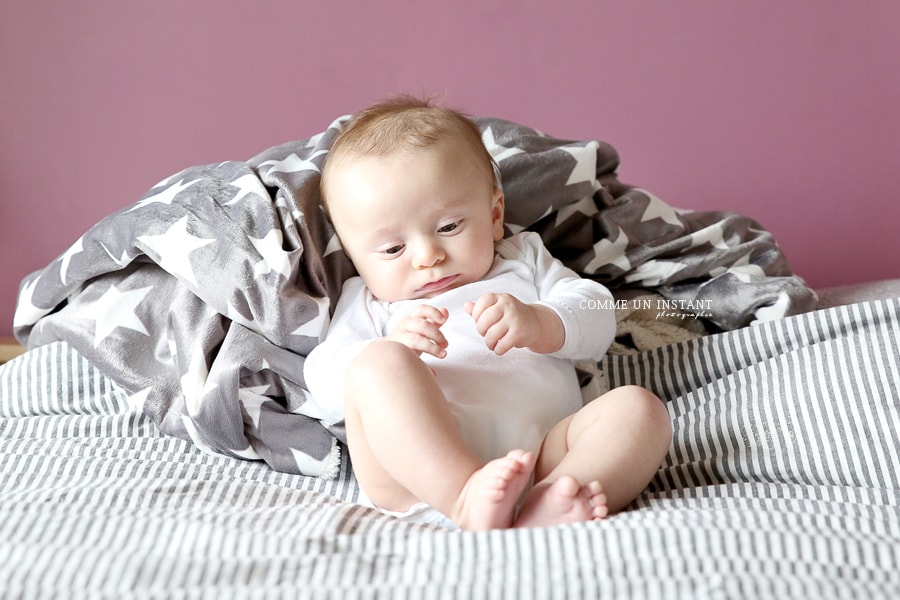 bébé studio, photographe de bebe en plein coeur de Paris 75 proche de la Tour Eiffel et de la cathédrale Notre Dame, nouveau né studio