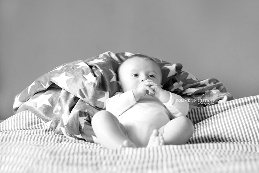 bébé studio, photographe pour bébé a Puteaux (92800 Hauts de Seine 92), shooting noir et blanc