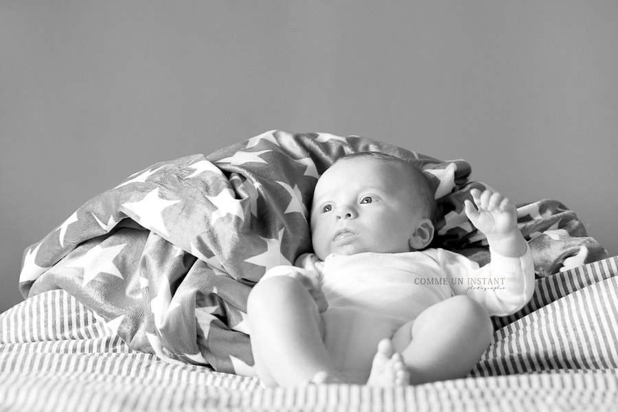 bébé studio, photographe à domicile bebe a Puteaux (92800 Hauts de Seine 92), photographe pro noir et blanc