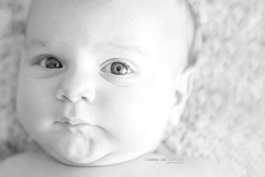 reportage photographe noir et blanc - photographe professionnelle bébé studio - photographe à domicile bébés en centre ville de Versailles (78000 Yvelines 78)