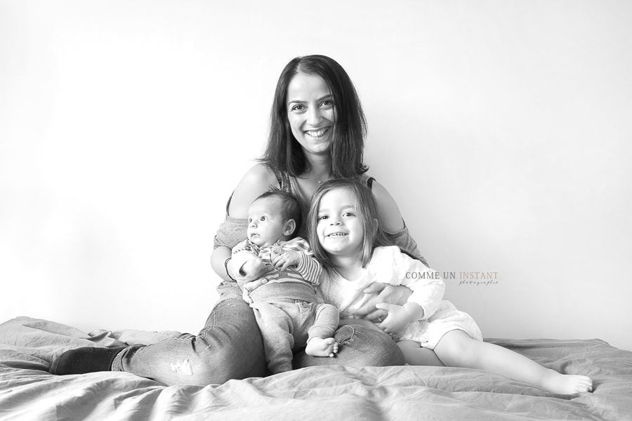 photographe a domicile famille studio - photographe à domicile bébés a Herblay (95220 Val d'Oise 95) - photographe a domicile bébé - famille - photographe pro noir et blanc