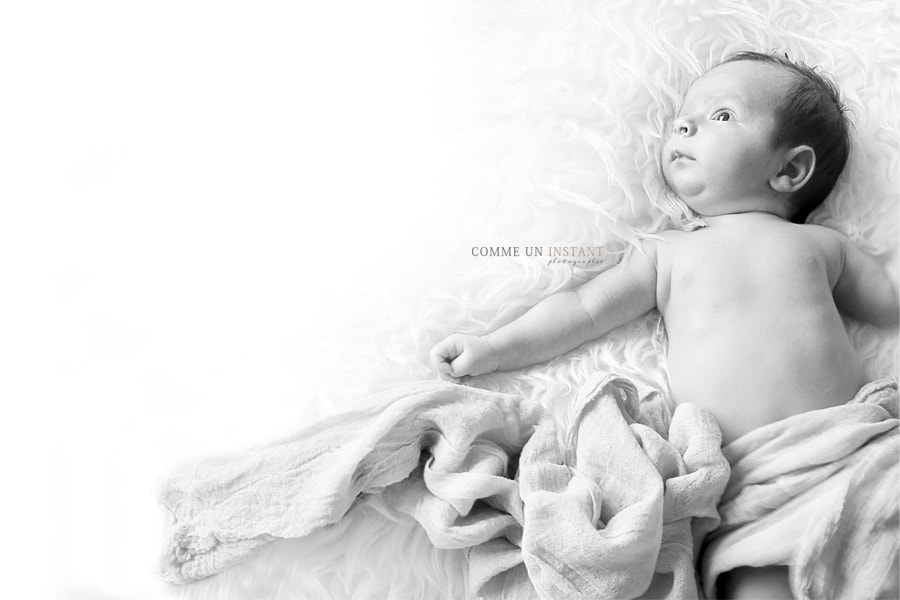 noir et blanc - bébé - photographe pour bébé a Herblay (95220 Val d'Oise 95)