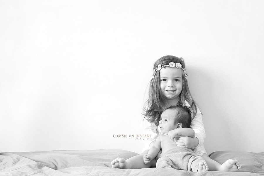 noir et blanc, photographe pro famille, photographe professionnelle bébé, photographe a domicile de bebes en plein coeur de Paris 75 proche des Champs de Mars, de l'Opéra et de Montmartre, famille studio